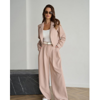 Бежевый брючный костюм с укороченным жакетом