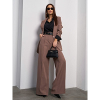 Коричневый брючный костюм с удлиненным пиджаком