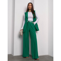 Зеленый брючный костюм с удлиненной жилеткой