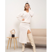 Молочный костюм с юбкой и пуловером