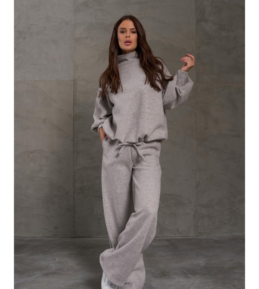 Бежевый ангоровый костюм с объемными рукавами