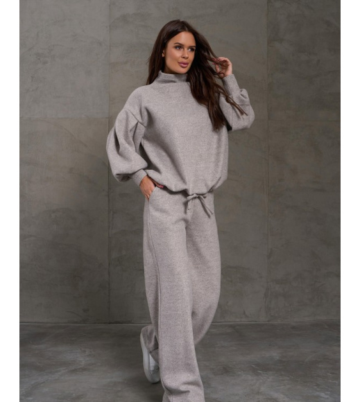 Бежевый ангоровый костюм с объемными рукавами