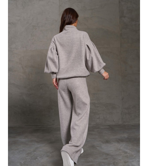 Бежевый ангоровый костюм с объемными рукавами