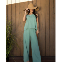 Оливковый брючный костюм из текстурированного крепа