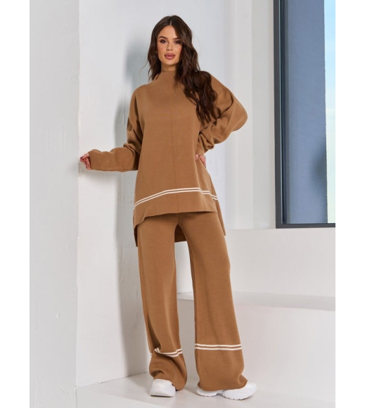 Бежевый брючный полушерстяной костюм с полосками