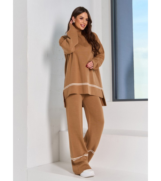 Бежевый брючный полушерстяной костюм с полосками