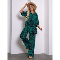 Зеленый костюм с разрезами на рубашке
