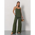 Брючный костюм цвета хаки с топом на бретельках
