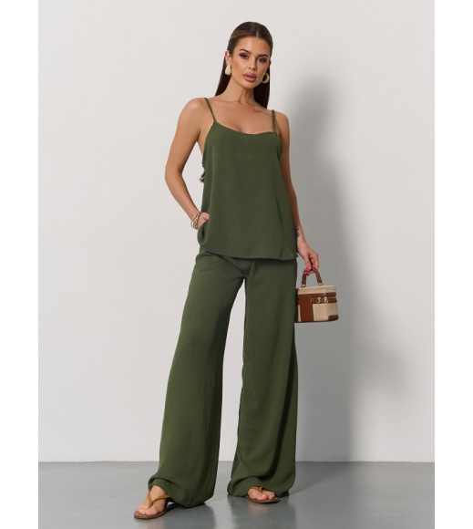 Брючный костюм цвета хаки с топом на бретельках