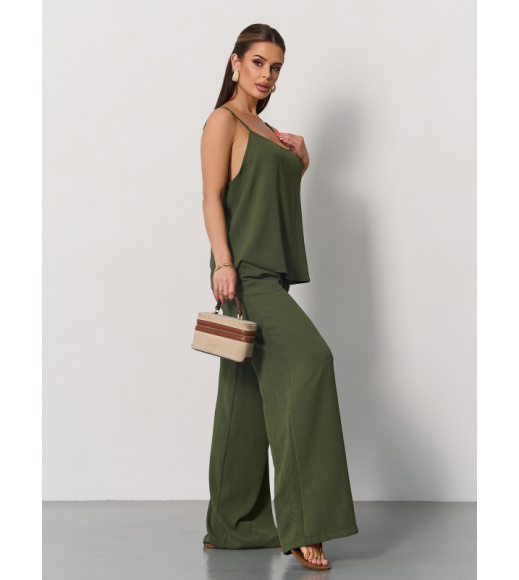 Брючный костюм цвета хаки с топом на бретельках