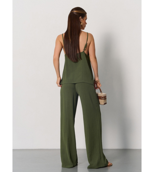 Брючный костюм цвета хаки с топом на бретельках