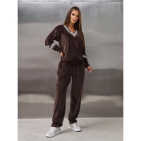 Темно-коричневый велюровый костюм с вырезами на рукавах