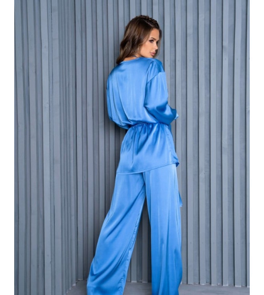 Шелковый голубой костюм в пижамном стиле