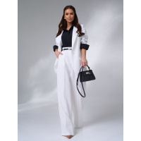 Белый брючный костюм с удлиненным пиджаком