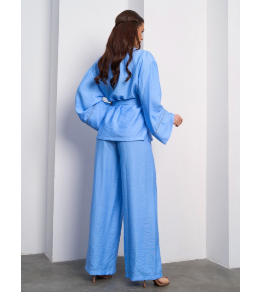 Голубой льняной костюм-кимоно с блузой на запах