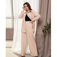 Бежевый брючный костюм со свободной рубашкой