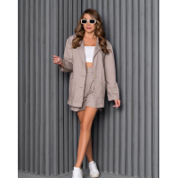 Бежевый костюм с шортами и пиджаком