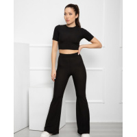 Черный фактурный костюм с расклешенными брюками