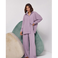 Сиреневый свободный костюм с рубашкой и брюками