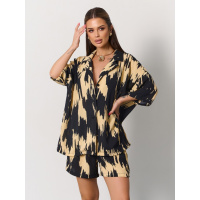 Черно-желтый принтованный костюм с рубашкой и шортами