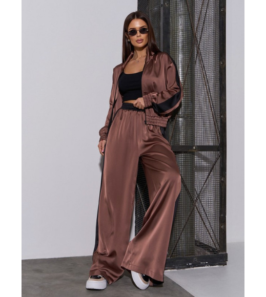 Коричневый шелковый костюм на молнии