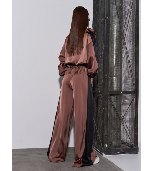 Коричневый шелковый костюм на молнии