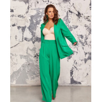 Зеленый брючный костюм с пиджаком