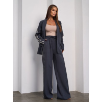 Темно-серый брючный костюм с декоративной тесьмой