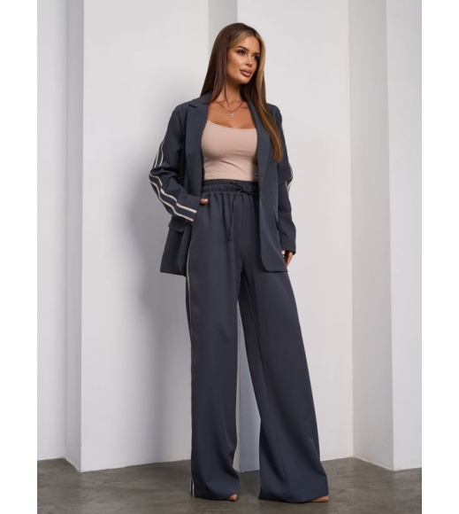 Темно-серый брючный костюм с декоративной тесьмой