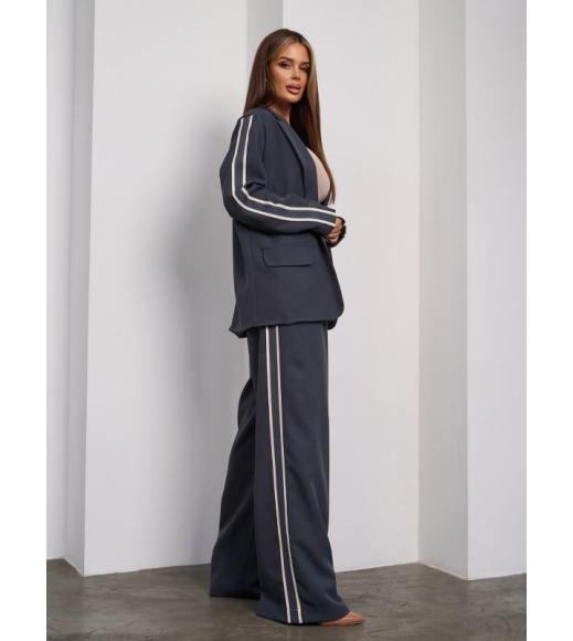 Темно-серый брючный костюм с декоративной тесьмой