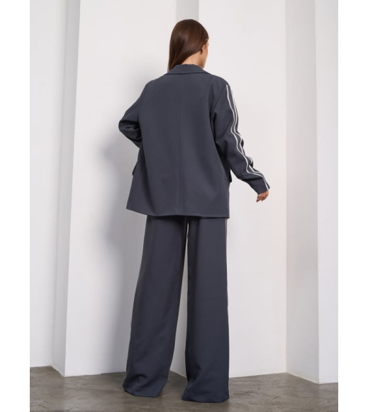 Темно-серый брючный костюм с декоративной тесьмой