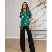 Зелено-черный брючный костюм с блузой