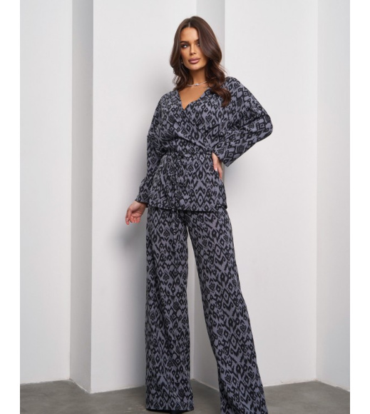 Брючный костюм-кимоно серого цвета с орнаментом