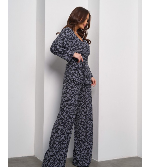 Брючный костюм-кимоно серого цвета с орнаментом