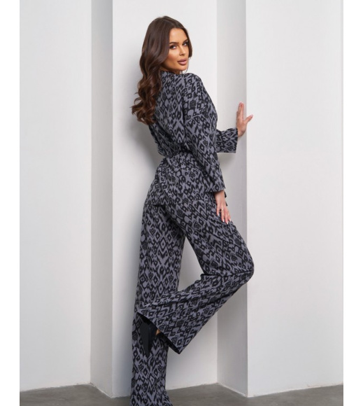 Брючный костюм-кимоно серого цвета с орнаментом