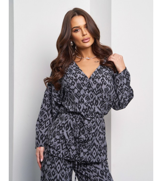 Брючный костюм-кимоно серого цвета с орнаментом