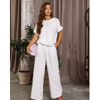 Белый свободный брючный костюм с футболкой