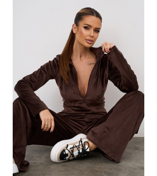 Темно-коричневый велюровый костюм с облегающей толстовкой