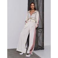 Молочный шелковый костюм на молнии