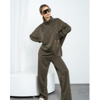 Свободный костюм из ангоры цвета хаки с хомутом