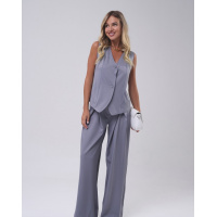 Серый брючный костюм с жилетом