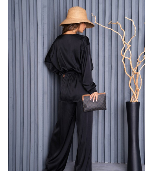 Шовковий чорний костюм у піжамному стилі