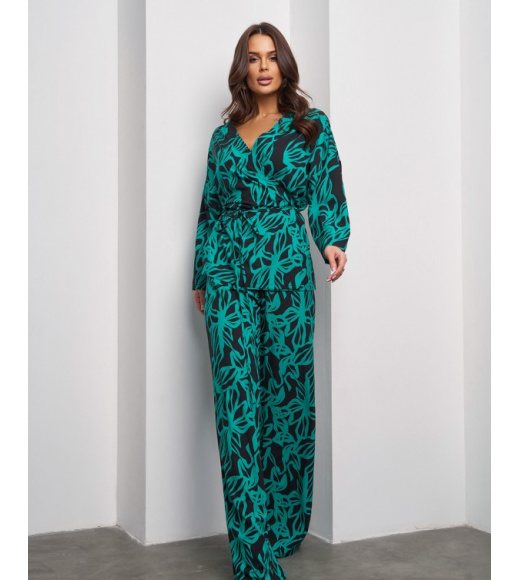 Брючный костюм-кимоно зеленого цвета с принтом