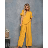 Горчичный свободный брючный костюм с футболкой