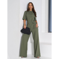 Оливковый льняной брючный костюм со сборками