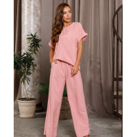 Розовый свободный брючный костюм с футболкой