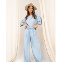 Голубой льняной костюм с широкими брюками