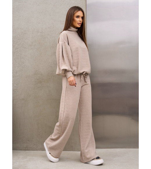 Бежевый ангоровый костюм с объемными рукавами
