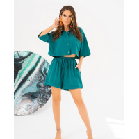 Зеленый льняной костюм с укороченной рубашкой