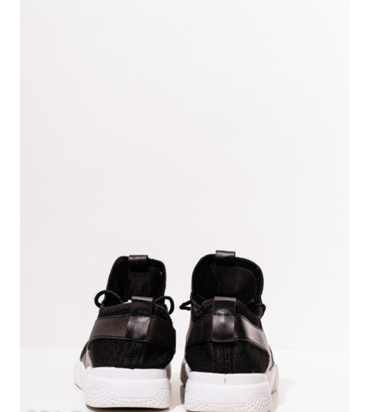 Чорні кросівки з перфорацією і білою підошвою